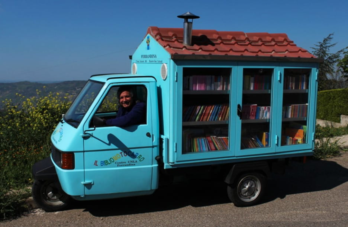 The teacher and the “bibliomotocarro” ape put wheels on books